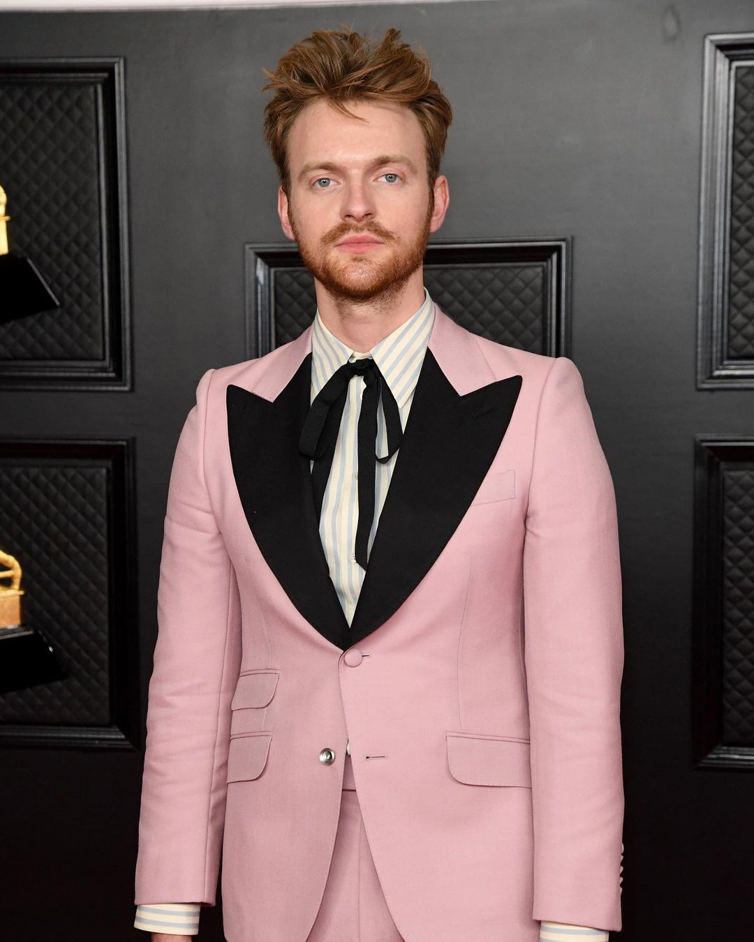 5 самых стильных мужских образов на премии Грэмми 2021